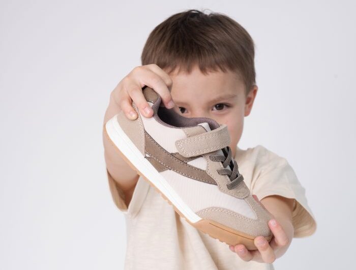 Niño sosteniendo una zapatilla
