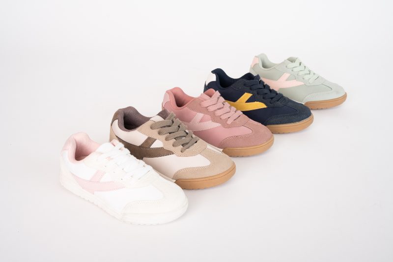 Diferentes zapatos de niño